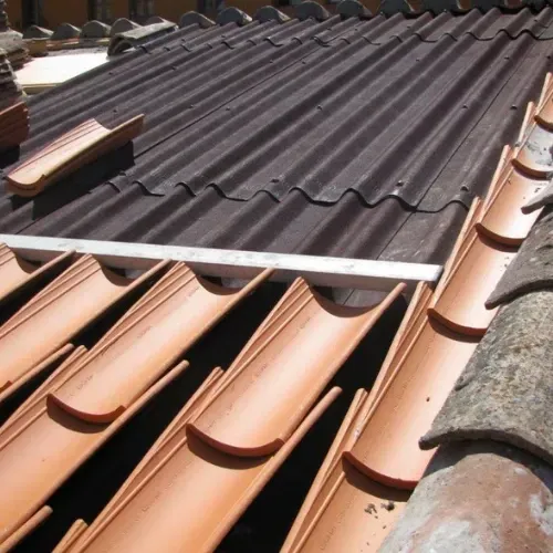 Onduline bajo teja en el tejado